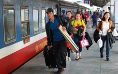 Tàu hỏa kín chỗ dịp Tết, vé máy bay, xe khách còn nhiều