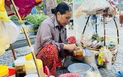 TP.HCM: Hối hả kẻ vạch vỉa hè, nơi người nghèo bán rong chờ khởi nghiệp