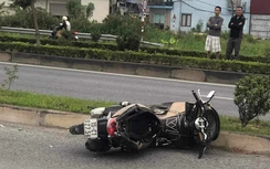 Lao vào dải phân cách, người đàn ông đi xe máy tử vong tại chỗ