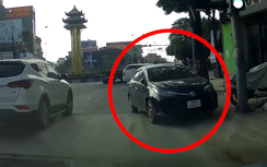 Chễm chệ đỗ ngược chiều, ô tô cản đường các phương tiện giữa ngã 5