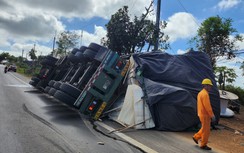 Xe đầu kéo mất lái lật nghiêng bên đường, tài xế may mắn thoát nạn