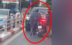 Người đàn ông đi xe máy chặn đầu, chèn ép xe biển xanh hú còi làm nhiệm vụ