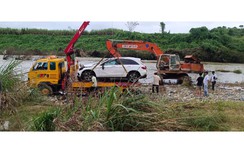 Trục vớt xe Mercedes ở Khánh Hoà bị lũ cuốn trôi hơn 1km