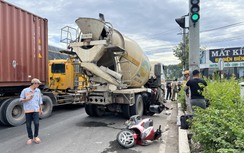 Xe bồn tông nhóm người đang chờ đèn đỏ, một người bị cán nát chân