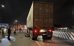 Xe máy găm vào hông xe container, một thanh niên tử vong