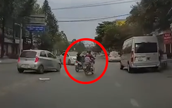 Thanh niên khiến cả hàng xe hú vía khi lạng lách, lao vỉa hè chỉ trong tích tắc