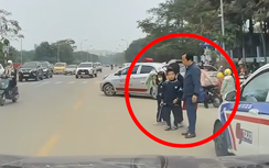 Dừng xe nhường đường cho học sinh đi bộ, tài xế nhận được mưa lời khen