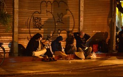 Người vô gia cư co ro ở vỉa hè Hà Nội trong rét buốt