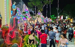 Người dân Bạc Liêu ùn ùn kéo nhau đi chơi Noel tại quảng trường lớn nhất miền Tây