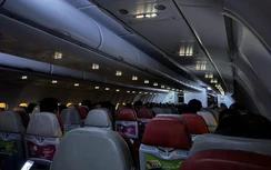 Chuyến bay liên tiếp gặp sự cố, khách phải chờ tới 27 giờ tại sân bay