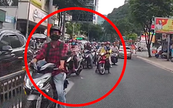 Ô tô không khoan nhượng trước vi phạm, ép cả loạt xe máy đi ngược chiều về đúng làn