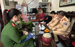 Công an TP Việt Trì "đi từng ngõ, gõ từng nhà" tuyên truyền pháp luật ATGT