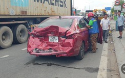 Bình Dương: Tai nạn liên hoàn, 5 ô tô dính chặt nhau trên đường