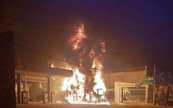 Đang tiếp nhiên liệu cho cây xăng, xe bồn bất ngờ bốc cháy dữ dội