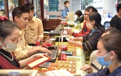 Giá vàng giảm sốc, người dân tấp nập mang tiền đi mua