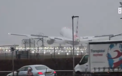 Hạ cánh trong cơn bão, máy bay xóc nảy trên đường băng