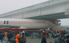 Đường phố náo loạn vì máy bay mắc kẹt dưới gầm cầu