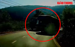 Loạt ô tô phanh vội trước màn vượt ẩu của xe khách ngay khúc cua hẹp