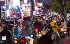 Người dân đổ ra đường xem pháo hoa, trung tâm TP.HCM kẹt cứng