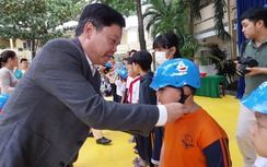 Tặng mũ bảo hiểm đạt chuẩn, bảo vệ trẻ em khi đi xe máy