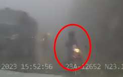 Liều lĩnh vượt ẩu trên đường đèo mù mịt, xe máy suýt gặp nạn trước đầu ô tô