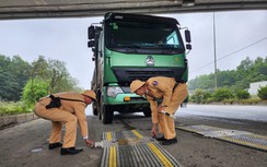 Vi phạm tải trọng, lái xe đổ lỗi cho trời mưa