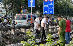 Người đàn ông bỏ lại xe máy, nhảy vào đường ray bị tàu hỏa tông tử vong