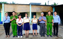 Khen thưởng hai học sinh lớp 5 dũng cảm truy đuổi tên trộm xe máy