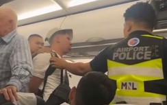Nam hành khách bị dẫn khỏi máy bay do xúc phạm, thách khách đánh nhau