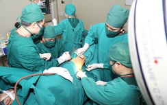 Cứu nam thanh niên bị thanh sắt đâm xuyên từ bẹn ra sau mông