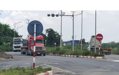 Hải Phòng: Né trạm cân, xe lớn nối đuôi nhau qua đường nhỏ