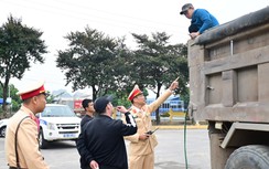 Phạt nặng chủ xe tải dùng thiết bị kích thủy lực để nâng thành thùng xe