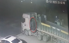 Người đàn ông tá hoả khi xe đầu kéo đỗ ở cây xăng biến mất