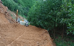 Thông xe một vệt tuyến tỉnh lộ 624 sau hai ngày tắc nghẽn do sạt lở núi