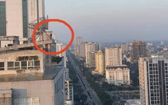 Nghẹt thở giải cứu thiếu nữ cầm dao đứng trên nóc chung cư 25 tầng định tự tử