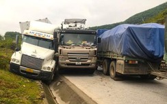 Đường lên cửa khẩu Cha Lo kẹt cứng do va chạm giao thông