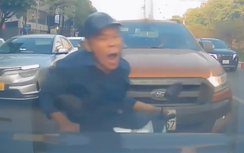 Lạng lách chen lấn, xe máy bị hai ô tô kẹp ngã