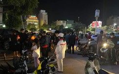 Va chạm ô tô liên hoàn ở Quảng Ninh, nam thanh niên ngồi quán nước ven đường nhập viện