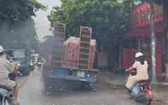 Xe chở gạch nghiêng hẳn một bên vẫn phóng giữa khu đông dân cư