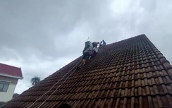 Lên mái nhà lấy bóng, nam sinh lớp 6 bị điện giật tử vong