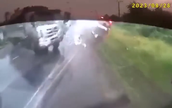 Xe khách lật nhào sau va chạm với xe tải mất lái trên đường trơn trượt