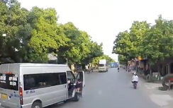 Hoảng hồn cửa ô tô bật mở khi xe đang chạy, học sinh đu xuống đường