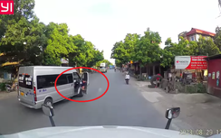 Bé trai đu bám trên cánh cửa ô tô, cả phố "nín thở" chờ chiếc xe dừng hẳn