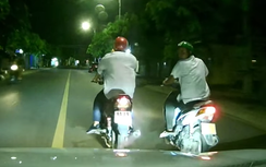Cặp xe máy dàn hàng ngang trên phố, thách thức phương tiện đi sau