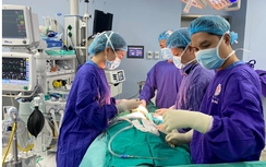 Dịch mủ tràn từ ổ áp xe má bệnh nhân, do tiêm filler làm đẹp