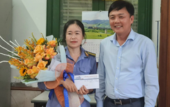 Khen thưởng nữ nhân viên gác chắn cứu người đàn ông thoát chết trong gang tấc