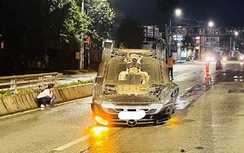 Xe Mercedes lật ngửa trên cầu Amata, hai người may mắn thoát nạn