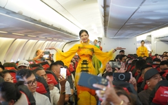 Khách bay Vietjet bất ngờ xem trình diễn áo dài ở độ cao 10.000m
