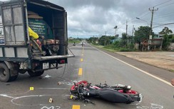 Xe máy kẹp 3 tông vào đuôi xe tải, một thiếu niên tử vong