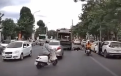 Phẫn nộ tài xế ô tô mở cửa đột ngột khiến người đi xe máy tử vong